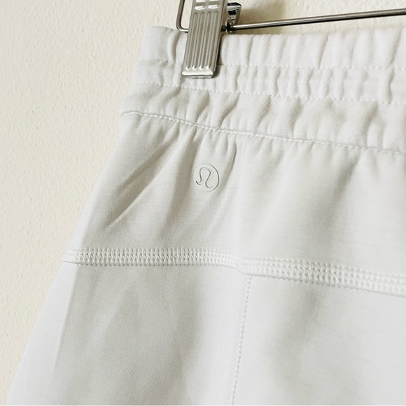 Lululemon SIZE 8 Softsreme HR high rise 4” pocketed shorts in Bone - Picture 3 of 4